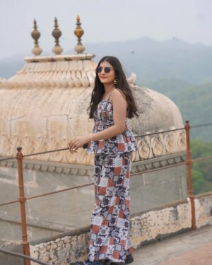 Vidushi Malpani Instagram - Just casually blending into forts, chandeliers, and valleys ✨😌
@vidushimalpani @vidushicreations