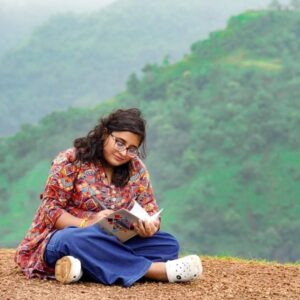 Vidushi Malpani Instagram - क्या तुम्हें अब भी याद होगा
कैसे थे हम,
स्कूल में खिलखिलाते,
संग में पन्ने पर सपने सजाते
क्या तुम्हें अब भी याद होंगी
वो नटखट बातें,
वो बारिश में भीगकर
कागज़ की नाव बहाते
क्या तुम्हें मैं अब भी याद हूँगी
इतने सालों बाद,
जैसे हवा में बचपन की खुशबू,
या पतंग की वो टूटी डोर।
वक्त के दरिया में
बह गए हैं कितने पल,
पर कुछ लम्हे
आज भी ठहरे हैं वहीं
क्योंकि मुझे तो है आज भी याद,
हर वो दिन, हर वो सपना,
जो हमने संग देखा था
मैं उतावली हूँ मिलने को तुमसे
वहीं उसी बेंच पर बैठना चाहती हूँ
वैसे ही कुछ लम्हे जीना चाहती हूँ
पर क्या तुम्हे याद होंगे वो लम्हें
क्या तुम्हें अब भी याद होगा
कैसे थे हम ?
क्या तुम्हें याद होंगी
मैं ?
- Vidushi malpani veena
#TravelDiaries #Wanderlust #TravelGram #NatureLover #ExploreTheWorld #AdventureAwaits #TravelPhotography #SoloTraveler #DiscoverEarth #RoadTrip #PoetryCommunity #SpilledInk #WritersOfInstagram #PoetryLovers #Poetess #PoetrySoul #WordWeavers #PoetryAddict #WritingInspiration #HeartfeltWords #InstaPhotography #PhotoOfTheDay #PhotographyLover #StreetPhotography #SunsetLover #ArtOfVisuals #NaturePhotography #AestheticPhotography #FrameTheMoment #CreativeShots