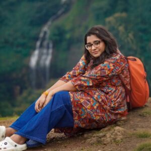 Vidushi Malpani Instagram - क्या तुम्हें अब भी याद होगा
कैसे थे हम,
स्कूल में खिलखिलाते,
संग में पन्ने पर सपने सजाते
क्या तुम्हें अब भी याद होंगी
वो नटखट बातें,
वो बारिश में भीगकर
कागज़ की नाव बहाते
क्या तुम्हें मैं अब भी याद हूँगी
इतने सालों बाद,
जैसे हवा में बचपन की खुशबू,
या पतंग की वो टूटी डोर।
वक्त के दरिया में
बह गए हैं कितने पल,
पर कुछ लम्हे
आज भी ठहरे हैं वहीं
क्योंकि मुझे तो है आज भी याद,
हर वो दिन, हर वो सपना,
जो हमने संग देखा था
मैं उतावली हूँ मिलने को तुमसे
वहीं उसी बेंच पर बैठना चाहती हूँ
वैसे ही कुछ लम्हे जीना चाहती हूँ
पर क्या तुम्हे याद होंगे वो लम्हें
क्या तुम्हें अब भी याद होगा
कैसे थे हम ?
क्या तुम्हें याद होंगी
मैं ?
- Vidushi malpani veena
#TravelDiaries #Wanderlust #TravelGram #NatureLover #ExploreTheWorld #AdventureAwaits #TravelPhotography #SoloTraveler #DiscoverEarth #RoadTrip #PoetryCommunity #SpilledInk #WritersOfInstagram #PoetryLovers #Poetess #PoetrySoul #WordWeavers #PoetryAddict #WritingInspiration #HeartfeltWords #InstaPhotography #PhotoOfTheDay #PhotographyLover #StreetPhotography #SunsetLover #ArtOfVisuals #NaturePhotography #AestheticPhotography #FrameTheMoment #CreativeShots