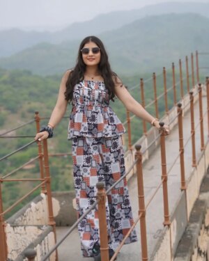Vidushi Malpani Instagram - Just casually blending into forts, chandeliers, and valleys ✨😌
@vidushimalpani @vidushicreations