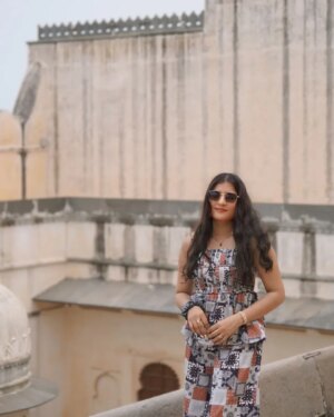 Vidushi Malpani Instagram - Just casually blending into forts, chandeliers, and valleys ✨😌
@vidushimalpani @vidushicreations