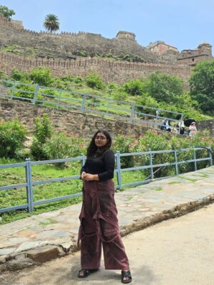 Vidushi Malpani Instagram - काग़ज़ की सिलवटों में
सोयी रह गयी जाने कितनी कविताएं....
कुछ हृदय के शोक से ,
कुछ मस्तिष्क के रोष से ....
कुछ नयनो के जल से ,
कुछ डर के कल से ....
- लेखिका एवं कॉपीराइट
विदुषी मालपानी "वीणा "
खण्डवा, मध्यप्रदेश
#Vidushimalpani #ayushimalpani #vidushicreations #poem #khandwa #amarujalakavya #kavita #kavya #खण्डवा #कविता #poems #vidushi #विदुषी
