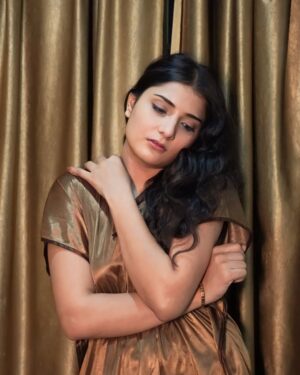 Vidushi Malpani Instagram - A little bit of sparkle, a whole lot of sass. ✨😉
Ignore the hashtags just as you ignored my previous family friendly shoots.
#newlook #trending #shoot #fun #classy #newme #insta #lovely #sexy #oldsong #oldisgold #foryou #foryoupage
📷- @vidushicreations