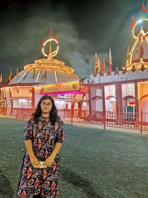 Vidushi Malpani Instagram - आज पुनः मेरे शहर खंडवा में अद्भुत अवसर आया है जहां गुरु पूर्णिमा के शुभ अवसर पर लाखों श्रद्धालु धूनी वाले श्री दादा जी के दर्शन कर
गुरु कृपा का आशीर्वाद पा रहे हैं।
यह दिन सिर्फ एक उत्सव नहीं,
बल्कि एक आस्था का महासागर है,
जहाँ हर गली, हर नुक्कड़
एक भंडारे में बदल जाता है।
यहाँ माना जाता है —
खाने वाले भी दादा जी,
खिलाने वाले भी दादा जी,
देने वाले भी दादा जी,
और पाने वाले भी दादा जी ।
हर कण में दादा जी की मौजूदगी है,
हर अन्न के कण में उनका आशीर्वाद
ना कोई भेद, ना कोई मोल
जो भी पाया वो अनमोल
कण - कण में ध्यान समाया
भक्तों ने श्री दादाजी का आशीर्वाद पाया
धूनी वाले दादा जी की महिमा अपरम्पार
भक्ति भरे हृदय से हो जाएगा भवसागर पार
तो भज लो दादाजी का नाम
भज लो हर हर जी का नाम
-विदुषी मालपानी "वीणा "
जय श्री धुनि वाले दादा जी महाराज की।🌸❤️