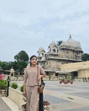 Vidushi Malpani Instagram - Calm lakes, ancient palaces, and a little bit of royalty in my soul 💫 #UdaipurDiaries
#udaipurlove #jagmandir #citypalaceudaipur #ayushimalpani #lakepichola
@vidushimalpani @vidushicreations
