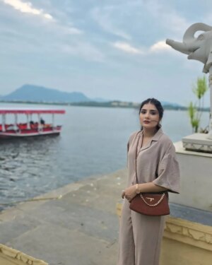 Vidushi Malpani Instagram - Calm lakes, ancient palaces, and a little bit of royalty in my soul 💫 #UdaipurDiaries
#udaipurlove #jagmandir #citypalaceudaipur #ayushimalpani #lakepichola
@vidushimalpani @vidushicreations