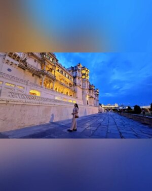 Vidushi Malpani Instagram - Calm lakes, ancient palaces, and a little bit of royalty in my soul 💫 #UdaipurDiaries
#udaipurlove #jagmandir #citypalaceudaipur #ayushimalpani #lakepichola
@vidushimalpani @vidushicreations