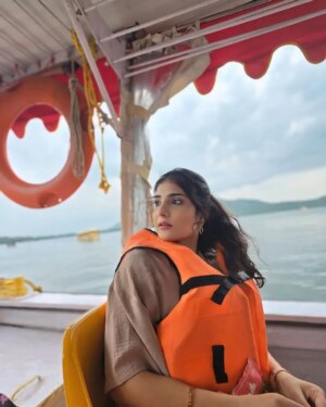 Vidushi Malpani Instagram - Calm lakes, ancient palaces, and a little bit of royalty in my soul 💫 #UdaipurDiaries
#udaipurlove #jagmandir #citypalaceudaipur #ayushimalpani #lakepichola
@vidushimalpani @vidushicreations