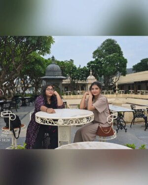 Vidushi Malpani Instagram - Calm lakes, ancient palaces, and a little bit of royalty in my soul 💫 #UdaipurDiaries
#udaipurlove #jagmandir #citypalaceudaipur #ayushimalpani #lakepichola
@vidushimalpani @vidushicreations