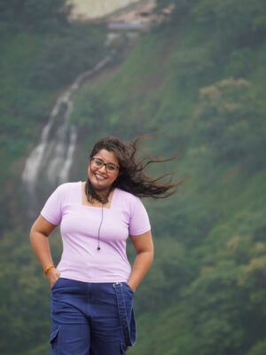 Vidushi Malpani Instagram - वो गुलाब,
जो तुमने उस रोज़
किताब में रख दिया था
“याद के लिए।”
वो सूख गया है अब,
पर उसकी पंखुड़ियाँ
अब भी तुम्हारे स्पर्श से महकती हैं।
वो लाल रंग
अब हलका भूरा हो गया है
जैसे प्रेम ने उम्र ओढ़ ली हो।
मैंने कई बार
उस किताब को खोला है,
शब्द पढ़ने नहीं,
तुम्हें छूने।
हर बार
वो गुलाब कहता है
कुछ चीज़ें
ख़त्म होकर भी हमेशा
ख़ूबसूरत ही रहती हैं।
लेखिका एवं कॉपीराइट
विदुषी मालपानी "वीणा "
खण्डवा, मध्यप्रदेश