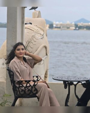 Vidushi Malpani Instagram - Calm lakes, ancient palaces, and a little bit of royalty in my soul 💫 #UdaipurDiaries
#udaipurlove #jagmandir #citypalaceudaipur #ayushimalpani #lakepichola
@vidushimalpani @vidushicreations