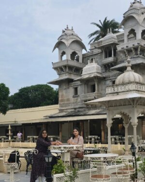 Vidushi Malpani Instagram - Calm lakes, ancient palaces, and a little bit of royalty in my soul 💫 #UdaipurDiaries
#udaipurlove #jagmandir #citypalaceudaipur #ayushimalpani #lakepichola
@vidushimalpani @vidushicreations