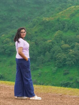 Vidushi Malpani Instagram - वो गुलाब,
जो तुमने उस रोज़
किताब में रख दिया था
“याद के लिए।”
वो सूख गया है अब,
पर उसकी पंखुड़ियाँ
अब भी तुम्हारे स्पर्श से महकती हैं।
वो लाल रंग
अब हलका भूरा हो गया है
जैसे प्रेम ने उम्र ओढ़ ली हो।
मैंने कई बार
उस किताब को खोला है,
शब्द पढ़ने नहीं,
तुम्हें छूने।
हर बार
वो गुलाब कहता है
कुछ चीज़ें
ख़त्म होकर भी हमेशा
ख़ूबसूरत ही रहती हैं।
लेखिका एवं कॉपीराइट
विदुषी मालपानी "वीणा "
खण्डवा, मध्यप्रदेश