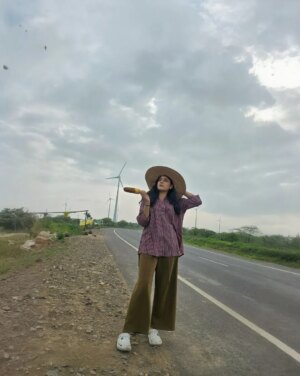 Vidushi Malpani Instagram - The real travel aesthetic: comfy clothes and corn cravings 🌽😋
@vidushimalpani @vidushicreations
#UdaipurDiaries
# comfy #fashion #fashionblogger #mosam #barish #ayushimalpani
