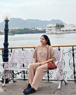 Vidushi Malpani Instagram - Calm lakes, ancient palaces, and a little bit of royalty in my soul 💫 #UdaipurDiaries
#udaipurlove #jagmandir #citypalaceudaipur #ayushimalpani #lakepichola
@vidushimalpani @vidushicreations