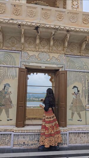 Vidushi Malpani Instagram - Palace corridors, timeless stories ✨🏰
Best places to visit :-
#1 City Palace
#2 Lake Pichola
#3 Jag Mandir
#4 Jagdish Temple
#5 Saheliyon Ki Bari
#6 Fateh Sagar Lake
#7 Monsoon Palace (Sajjangarh)
#8 Bagore Ki Haveli
#9 Ambrai Ghat
#10 Vintage & Classic Car Museum
#11 Shilpgram
#12 Gulab Bagh and Zoo
#13 Badi Lake
#14 Neemach Mata Temple
#15 Ahar Cenotaphs

Stay tuned for more information 🥰✨