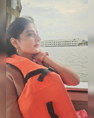 Vidushi Malpani Instagram - Calm lakes, ancient palaces, and a little bit of royalty in my soul 💫 #UdaipurDiaries
#udaipurlove #jagmandir #citypalaceudaipur #ayushimalpani #lakepichola
@vidushimalpani @vidushicreations