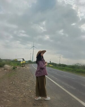 Vidushi Malpani Instagram - The real travel aesthetic: comfy clothes and corn cravings 🌽😋
@vidushimalpani @vidushicreations
#UdaipurDiaries
# comfy #fashion #fashionblogger #mosam #barish #ayushimalpani