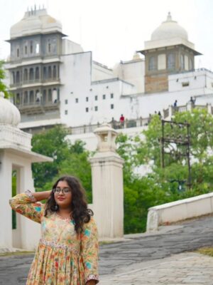 Vidushi Malpani Instagram - "मैं बीज हूँ..."
मैं कोई सिक्का नहीं हूँ
जो जेब से गिरे
तो खनक कर
बस एक पल के लिए
ध्यान खींचे… और फिर खो जाए।
मैं तो वो नन्हा-सा बीज हूँ —
जो चुपचाप
मिट्टी की गोद में समा जाता है,
थोड़ी ठंडक, थोड़ी नमी
और थोड़ी सी उम्मीद लेकर।
मुझे शोर पसंद नहीं।
मैं धीरे-धीरे बढ़ रही हूँ,
ना तेजी से ना धीमे से
अपनी रफ़्तार में…
जैसे कोई पुराना गीत
धीरे-धीरे दिल में उतरता है।
एक दिन जब ज़िन्दगी थक जाएगी,
धूप ज़्यादा तेज़ लगेगी,
और रिश्ते कुछ सूखे-सूखे से लगेंगे —
तब मैं
छांव बनकर
चुपचाप तुम्हारे पास खड़ी होऊंगी।
मैं दोस्ती का बीज हूँ —
जो एक बार जम गया
तो हर मौसम में साथ निभाएगा।
मैं हर रिश्ता बन जाऊंगी —
कभी प्यारी-सी सहेली,
कभी चुपचाप समझने वाली बहन,
कभी वो शरारती मुस्कान
जो दिन बना देती है।
या वो बेटी जो पिता के गुस्से में
छिपा प्यार जानती हैं
जो माँ के आँचल को पहचानती है
वो जीवनसाथी जो हाथ को थामे
साथ कदम मिलाना चाहती है
मैं खो जाने के लिए नहीं हूँ —
मैं टिक जाने वाली हूँ।
धीरे-धीरे… पर पूरी तरह से।
हृदय में ❤️
लेखिका एवं कॉपीराइट
विदुषी मालपानी "वीणा "
खण्डवा, मध्यप्रदेश
#Vidushimalpani #Vidushi #vidushicreations