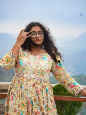 Vidushi Malpani Instagram - "मैं बीज हूँ..."
मैं कोई सिक्का नहीं हूँ
जो जेब से गिरे
तो खनक कर
बस एक पल के लिए
ध्यान खींचे… और फिर खो जाए।
मैं तो वो नन्हा-सा बीज हूँ —
जो चुपचाप
मिट्टी की गोद में समा जाता है,
थोड़ी ठंडक, थोड़ी नमी
और थोड़ी सी उम्मीद लेकर।
मुझे शोर पसंद नहीं।
मैं धीरे-धीरे बढ़ रही हूँ,
ना तेजी से ना धीमे से
अपनी रफ़्तार में…
जैसे कोई पुराना गीत
धीरे-धीरे दिल में उतरता है।
एक दिन जब ज़िन्दगी थक जाएगी,
धूप ज़्यादा तेज़ लगेगी,
और रिश्ते कुछ सूखे-सूखे से लगेंगे —
तब मैं
छांव बनकर
चुपचाप तुम्हारे पास खड़ी होऊंगी।
मैं दोस्ती का बीज हूँ —
जो एक बार जम गया
तो हर मौसम में साथ निभाएगा।
मैं हर रिश्ता बन जाऊंगी —
कभी प्यारी-सी सहेली,
कभी चुपचाप समझने वाली बहन,
कभी वो शरारती मुस्कान
जो दिन बना देती है।
या वो बेटी जो पिता के गुस्से में
छिपा प्यार जानती हैं
जो माँ के आँचल को पहचानती है
वो जीवनसाथी जो हाथ को थामे
साथ कदम मिलाना चाहती है
मैं खो जाने के लिए नहीं हूँ —
मैं टिक जाने वाली हूँ।
धीरे-धीरे… पर पूरी तरह से।
हृदय में ❤️
लेखिका एवं कॉपीराइट
विदुषी मालपानी "वीणा "
खण्डवा, मध्यप्रदेश
#Vidushimalpani #Vidushi #vidushicreations