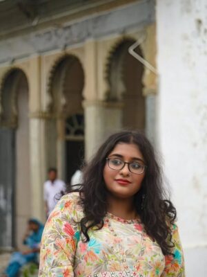 Vidushi Malpani Instagram - "मैं बीज हूँ..."
मैं कोई सिक्का नहीं हूँ
जो जेब से गिरे
तो खनक कर
बस एक पल के लिए
ध्यान खींचे… और फिर खो जाए।
मैं तो वो नन्हा-सा बीज हूँ —
जो चुपचाप
मिट्टी की गोद में समा जाता है,
थोड़ी ठंडक, थोड़ी नमी
और थोड़ी सी उम्मीद लेकर।
मुझे शोर पसंद नहीं।
मैं धीरे-धीरे बढ़ रही हूँ,
ना तेजी से ना धीमे से
अपनी रफ़्तार में…
जैसे कोई पुराना गीत
धीरे-धीरे दिल में उतरता है।
एक दिन जब ज़िन्दगी थक जाएगी,
धूप ज़्यादा तेज़ लगेगी,
और रिश्ते कुछ सूखे-सूखे से लगेंगे —
तब मैं
छांव बनकर
चुपचाप तुम्हारे पास खड़ी होऊंगी।
मैं दोस्ती का बीज हूँ —
जो एक बार जम गया
तो हर मौसम में साथ निभाएगा।
मैं हर रिश्ता बन जाऊंगी —
कभी प्यारी-सी सहेली,
कभी चुपचाप समझने वाली बहन,
कभी वो शरारती मुस्कान
जो दिन बना देती है।
या वो बेटी जो पिता के गुस्से में
छिपा प्यार जानती हैं
जो माँ के आँचल को पहचानती है
वो जीवनसाथी जो हाथ को थामे
साथ कदम मिलाना चाहती है
मैं खो जाने के लिए नहीं हूँ —
मैं टिक जाने वाली हूँ।
धीरे-धीरे… पर पूरी तरह से।
हृदय में ❤️
लेखिका एवं कॉपीराइट
विदुषी मालपानी "वीणा "
खण्डवा, मध्यप्रदेश
#Vidushimalpani #Vidushi #vidushicreations