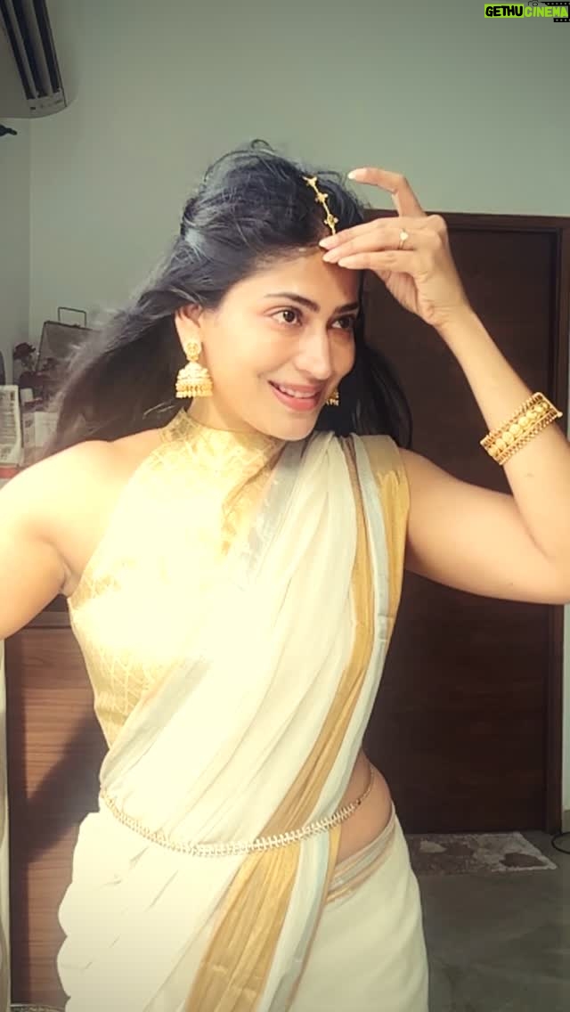 Vijayalakshmi - 93.2K Likes - ThiruOnam 🤍

#onam 
#sun #light #filter #transition #grwm #vgstyle #favourite #song 
#white #gold  #saree #love #colours