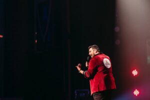 Vikkals Vikram Instagram - Thank you so much Chennai makkaley for making this show happen. With "Vikkals of Vikram" special coming to its end, this show is very close to my heart and I thank each one of you for turning up and filling the walls of the hall with your laughter. I couldn't have asked for anything better. This is such a dream come true moment for me. 🥹❤️ Truly surreal that 2000 people turned up to watch me perform. Thank you so much for supporting my art and I hope I fulfilled your expectations and beyond. Thank you all, again! 
#dreamscometrue #ஒருநாள் #vikkalsofvikram #vikkalsvikram #standupcomedytamil

Managed by @navneethcomic
Show director @smartathi 
Photographs by @kaybee_gram 
Jacket customised by @suitloungeindia 
MUA @valarmathy692

Upcoming shows: 
July 5th London 
July 6th Dublin
Ticket link in bio!
