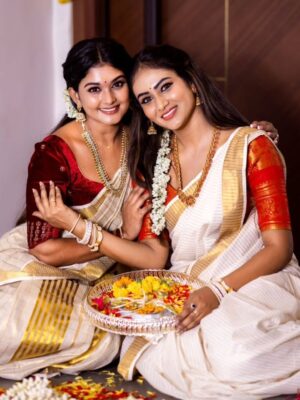 Vindhuja Vikraman Instagram - 🕊🤍 Pure bliss & love 🌸🌼
.
Kerala kutti saree from @kuthampully_handloom_tradition
Mahi kutti saree @self gifted 🎁 from kerala☺️
.
Pc @nookaladeepakphotography
Hair @dreamylooks_usha
.
.
.
.
#onam #onamvibes