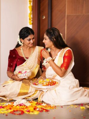 Vindhuja Vikraman Instagram - 🕊🤍 Pure bliss & love 🌸🌼
.
Kerala kutti saree from @kuthampully_handloom_tradition
Mahi kutti saree @self gifted 🎁 from kerala☺️
.
Pc @nookaladeepakphotography
Hair @dreamylooks_usha
.
.
.
.
#onam #onamvibes