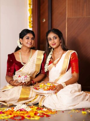 Vindhuja Vikraman Instagram - 🕊🤍 Pure bliss & love 🌸🌼
.
Kerala kutti saree from @kuthampully_handloom_tradition
Mahi kutti saree @self gifted 🎁 from kerala☺️
.
Pc @nookaladeepakphotography
Hair @dreamylooks_usha
.
.
.
.
#onam #onamvibes