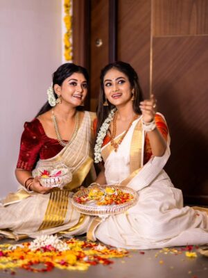 Vindhuja Vikraman Instagram - 🕊🤍 Pure bliss & love 🌸🌼
.
Kerala kutti saree from @kuthampully_handloom_tradition
Mahi kutti saree @self gifted 🎁 from kerala☺️
.
Pc @nookaladeepakphotography
Hair @dreamylooks_usha
.
.
.
.
#onam #onamvibes