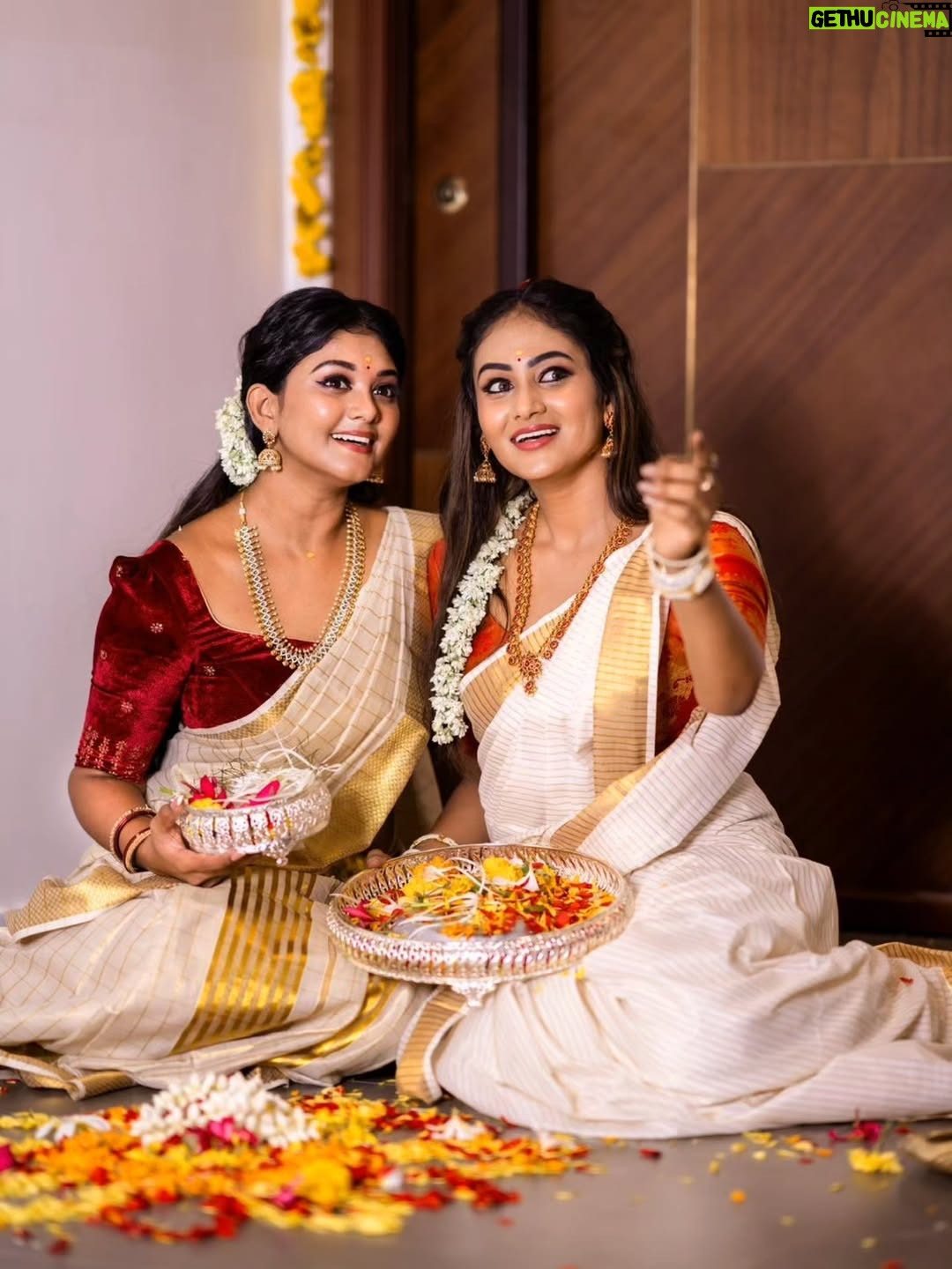 Vindhuja Vikraman - 4.3K Likes - 🕊🤍 Pure bliss & love 🌸🌼
.
Kerala kutti saree from @kuthampully_handloom_tradition
Mahi kutti saree @self gifted 🎁 from kerala☺️
.
Pc @nookaladeepakphotography
Hair @dreamylooks_usha
.
.
.
.
#onam #onamvibes