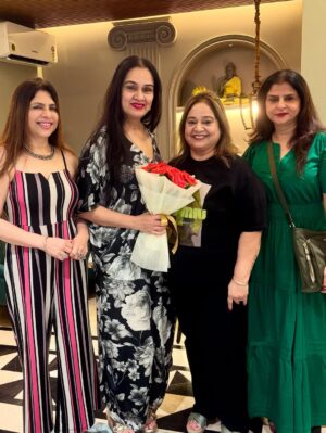 Vinita Bhatia Instagram - Dinner date with Bollywood actress and singer Padmini Kolhapure and dynamic Sita Talwalkar at dear friend Rani Bhatias place..
It was a wonderful evening with very interesting talks, discussions and we all gelled so well over delicious food..Sita coincidently turned out to be my relative but we both were meeting after years..The perfect hostess Rani took all the efforts to make this evening memorable❤️
Both of them are exhibiting their extraordinarily collection @padmasitaa at centre point today..
#bollywood #actor #entrepreneur #singer #beauty #friends #love #instagood#instagram #explore #mumbai#nagpur#celebrity