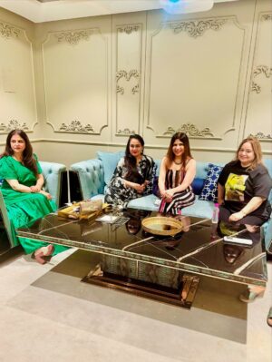Vinita Bhatia Instagram - Dinner date with Bollywood actress and singer Padmini Kolhapure and dynamic Sita Talwalkar at dear friend Rani Bhatias place..
It was a wonderful evening with very interesting talks, discussions and we all gelled so well over delicious food..Sita coincidently turned out to be my relative but we both were meeting after years..The perfect hostess Rani took all the efforts to make this evening memorable❤️
Both of them are exhibiting their extraordinarily collection @padmasitaa at centre point today..
#bollywood #actor #entrepreneur #singer #beauty #friends #love #instagood#instagram #explore #mumbai#nagpur#celebrity