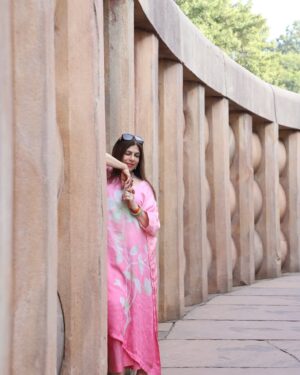 Vinita Bhatia Instagram - It was such a surreal feeling.. at the same time brought goose bumps at this Sanchi Stupa ,the oldest building in India. standing tall since the Indus Valley civilization in the country.
The Great Stupa was built by Ashoka in the third century BC.
The great Stupa was destroyed by the king of the Shunga Dynasty, , in the 2nd Century BC, but later his son Agnimitra reconstructed it.
It’s been 200 years that this stupa has been rediscovered so 200 Rupees note has picture of this world heritage
So this shoot is truly special and memorable 🩷
#actor#model#world #heritage #india #monument #proud #happy#blessed#beauty #beautiful#explore#instagram #instagood #dubai#mumbai#nagpur#stupa