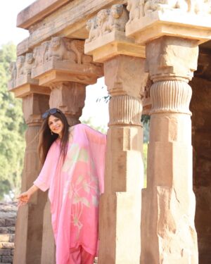 Vinita Bhatia Instagram - It was such a surreal feeling.. at the same time brought goose bumps at this Sanchi Stupa ,the oldest building in India. standing tall since the Indus Valley civilization in the country.
The Great Stupa was built by Ashoka in the third century BC.
The great Stupa was destroyed by the king of the Shunga Dynasty, , in the 2nd Century BC, but later his son Agnimitra reconstructed it.
It’s been 200 years that this stupa has been rediscovered so 200 Rupees note has picture of this world heritage
So this shoot is truly special and memorable 🩷
#actor#model#world #heritage #india #monument #proud #happy#blessed#beauty #beautiful#explore#instagram #instagood #dubai#mumbai#nagpur#stupa