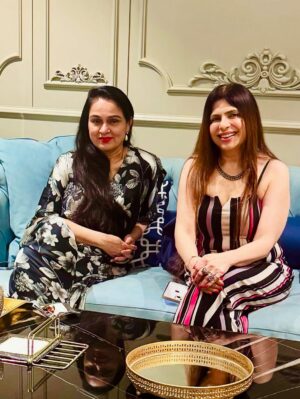 Vinita Bhatia Instagram - Dinner date with Bollywood actress and singer Padmini Kolhapure and dynamic Sita Talwalkar at dear friend Rani Bhatias place..
It was a wonderful evening with very interesting talks, discussions and we all gelled so well over delicious food..Sita coincidently turned out to be my relative but we both were meeting after years..The perfect hostess Rani took all the efforts to make this evening memorable❤️
Both of them are exhibiting their extraordinarily collection @padmasitaa at centre point today..
#bollywood #actor #entrepreneur #singer #beauty #friends #love #instagood#instagram #explore #mumbai#nagpur#celebrity