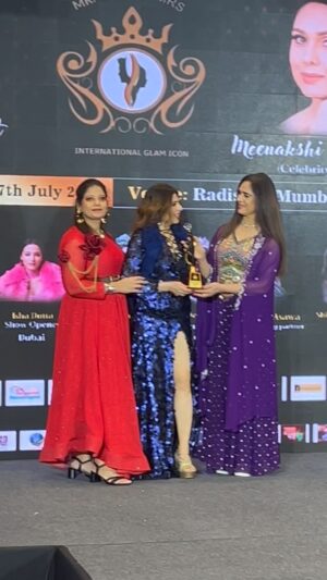 Vinita Bhatia Instagram - Highly honoured to be awarded by Bollywood actreres Meenakshi Sheshadri at Radisson on July 27 th at Radisson Mumbai..
Thankful to Sunita Bhagat and International Glam Icon to invite me as jury for this wonderful event 😊💕
Dress designer @nafisakhan2089
Make up @lakmeacademymaladwest
Location @radissonblue
#actor #model#beauty#paegent#jury #fashion #beautiful #photography #photooftheday #love#explore #instadaily#instagood #mumbai#bollywood #celebrity #reels