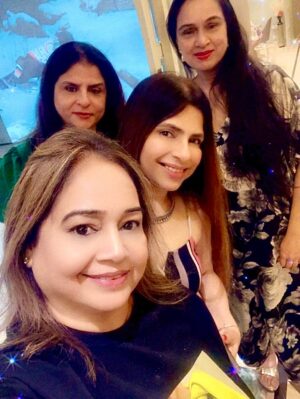Vinita Bhatia Instagram - Dinner date with Bollywood actress and singer Padmini Kolhapure and dynamic Sita Talwalkar at dear friend Rani Bhatias place..
It was a wonderful evening with very interesting talks, discussions and we all gelled so well over delicious food..Sita coincidently turned out to be my relative but we both were meeting after years..The perfect hostess Rani took all the efforts to make this evening memorable❤️
Both of them are exhibiting their extraordinarily collection @padmasitaa at centre point today..
#bollywood #actor #entrepreneur #singer #beauty #friends #love #instagood#instagram #explore #mumbai#nagpur#celebrity