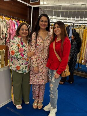 Vinita Bhatia Instagram - Dinner date with Bollywood actress and singer Padmini Kolhapure and dynamic Sita Talwalkar at dear friend Rani Bhatias place..
It was a wonderful evening with very interesting talks, discussions and we all gelled so well over delicious food..Sita coincidently turned out to be my relative but we both were meeting after years..The perfect hostess Rani took all the efforts to make this evening memorable❤️
Both of them are exhibiting their extraordinarily collection @padmasitaa at centre point today..
#bollywood #actor #entrepreneur #singer #beauty #friends #love #instagood#instagram #explore #mumbai#nagpur#celebrity