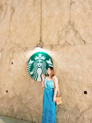 Vinita Bhatia Instagram - One of the most famous Starbucks of the world..
Starbucks alseef 🤩
Located in Dubai Creek’s Al-Seef district, this offers views of traditional dhows and is part of a historic area.
Very famous with influencers worldwide .. not only for its taste but for its lovely view too…
A must visit when you go to Dubai 😍
#dubai #dubaifashion #coffee #actor#model#mrsindia #vinitabhatia #fashion#love#travel #destination#heritage #explore#follow#viral#trending #instagood #instagram #photooftheday