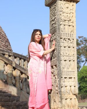 Vinita Bhatia Instagram - It was such a surreal feeling.. at the same time brought goose bumps at this Sanchi Stupa ,the oldest building in India. standing tall since the Indus Valley civilization in the country.
The Great Stupa was built by Ashoka in the third century BC.
The great Stupa was destroyed by the king of the Shunga Dynasty, , in the 2nd Century BC, but later his son Agnimitra reconstructed it.
It’s been 200 years that this stupa has been rediscovered so 200 Rupees note has picture of this world heritage
So this shoot is truly special and memorable 🩷
#actor#model#world #heritage #india #monument #proud #happy#blessed#beauty #beautiful#explore#instagram #instagood #dubai#mumbai#nagpur#stupa
