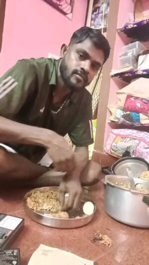 Vinoth Gana Instagram - #புலிசாதமா பிரியானியா🥴😜😋
#ganavinothuofficial #gana #trending #viral #instagram #instalike #instareels #reels #video #pic #photo #videos #love #reelsInstagram #ganalovesongs #ganasong #shorts #short #biriyani #chiken