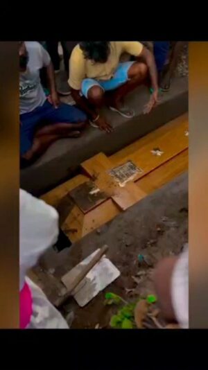 Vinoth Gana Instagram - தாயை இழந்த சிறுவனின் கதரல்#newsong #ganavinothuofficial #gana #trending #viral #instagram #instalike #instareels #reels #video #pic #photo #videos #love #reelsInstagram #ganalovesongs #ganasong #shorts #instadaily #instagood