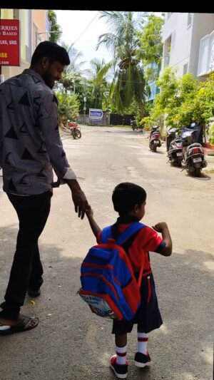 Vinoth Gana Instagram - My baby girl going to school 🥹🤱🏻@pragya_v.b
.
.
.
.
.
.#motherhood #mydaughter❤️ #1stdayofschool #prekg #montessori #instagood