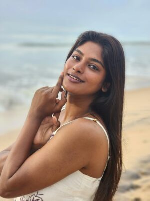 Vinusha Devi Instagram - Sun ☀️ Beach 🌊 Me 🧜‍♀️