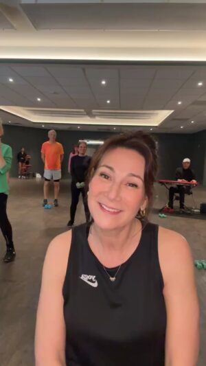 Virginie Hocq Instagram - Gymaperhocq en direct du David Lloyd ! Un petit cardio avec du renforcement musculaire et des bisous. Pour ceux qui resteront jusqu’à la fin… «le maçon « by Angela 🤣 ( dernière chanson!!!) @davidlloyd.bxl
