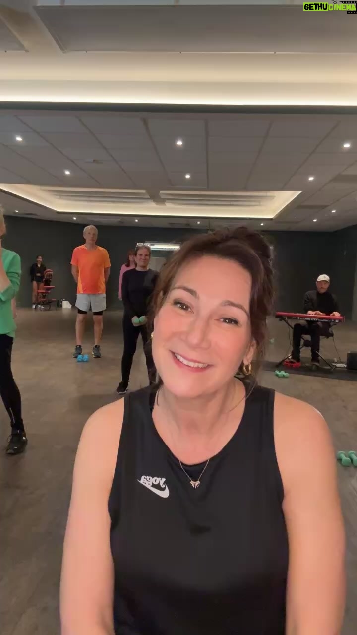 Virginie Hocq - 3.8K Likes - Gymaperhocq en direct du David Lloyd ! Un petit cardio avec du renforcement musculaire et des bisous. Pour ceux qui resteront jusqu’à la fin… «le maçon «  by Angela 🤣 ( dernière chanson!!!) @davidlloyd.bxl