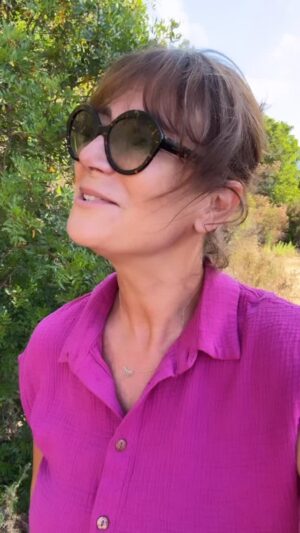 Virginie Hocq Instagram - On est tous l’insecte de quelqu’un… et vous vous êtes quoi? 🪰🪰🦋🐝
#sauterelles #love #sex #humour #pierre