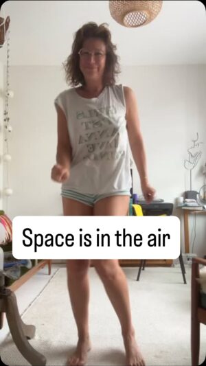 Virginie Hocq Instagram - Space is in the air oui!
Retour à l’espace fin de la van life, de la place pour ce grand corp! #vanlife #house #happy